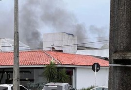 Estabelecimento pega fogo na parte alta de Maceió após curto circuito