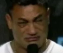 Popó anuncia aposentadoria e chora durante coletiva de imprensa