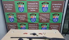 Homem ameça crianças com armas por baralho e é preso em AL