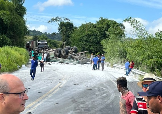 Três ficam feridos após grave acidente entre caminhão e carro de passeio na BR-101