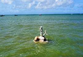 Sereia de Japaratinga encanta turistas e moradores