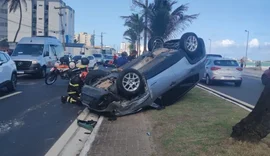 Veículo capota na orla da Praia da Avenida; homem e criança saem ilesos