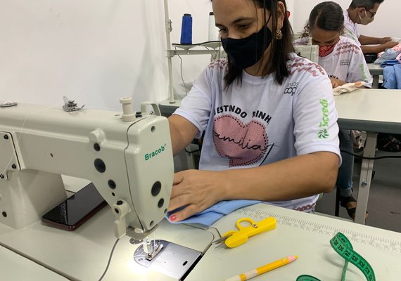 Projeto Vestindo Minha Família forma a primeira turma em Arapiraca