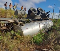 Caminhão capota após motorista perder o controle na AL-220, em Major Izidoro