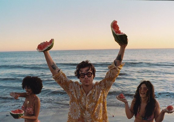 Harry Styles alcança topo da Billboard nos EUA com single Watermelon Sugar