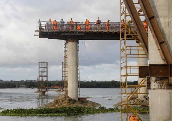 Ponte entre Penedo e Neópolis avança e previsão é de entrega ainda este ano, diz Renan Filho