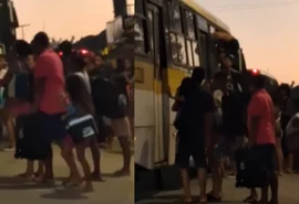 Passageiros forçam entrada, entram pela janela e arrancam porta de ônibus