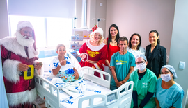 Papai e Mamãe Noel levam presentes e alegria a crianças internadas no Hospital da Cidade