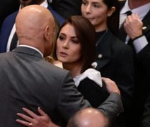 Abraço e beijo de Michelle Bolsonaro em Moraes geram críticas e dividem apoiadores