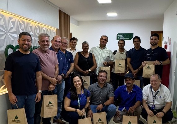 Comitiva de Pindorama visita maior cooperativa de produção de café conilon do Brasil
