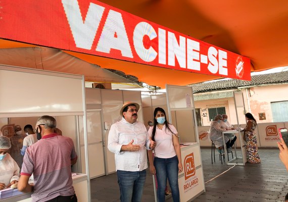 Prefeito Gilberto Gonçalves anuncia vacinação de pessoas de 36 anos ou mais