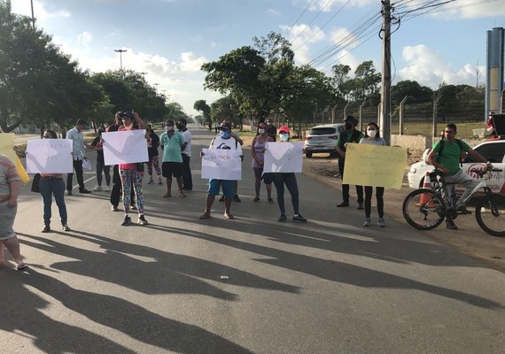 Moradores protestam contra a Veleiro e bloqueiam rodovia em Rio Largo
