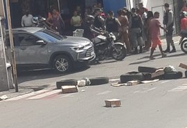 Manifestantes cobram pagamento do Auxílio Chuva e fecham ruas do Centro