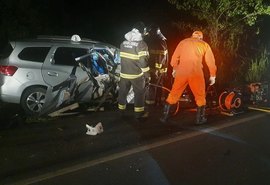 Homem morre em colisão entre retroescavadeira e carro na AL-101 Norte