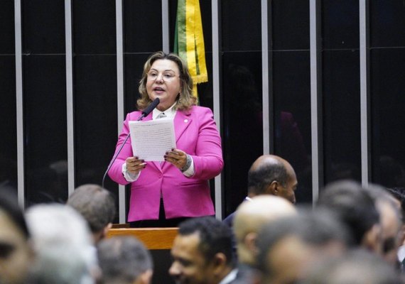 Tereza Nelma apoia que plenário tenha o nome de Ceci Cunha