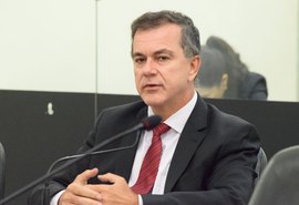 Durante sessão plenária deputado critica atitude tomada por filho do chefe do executivo