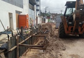Casal trabalha em conserto de redes coletoras na Ponta Verde e no Poço