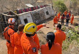 FOTOS: Corpo de Bombeiros divulga imagens do resgate do acidente em São José da Tapera
