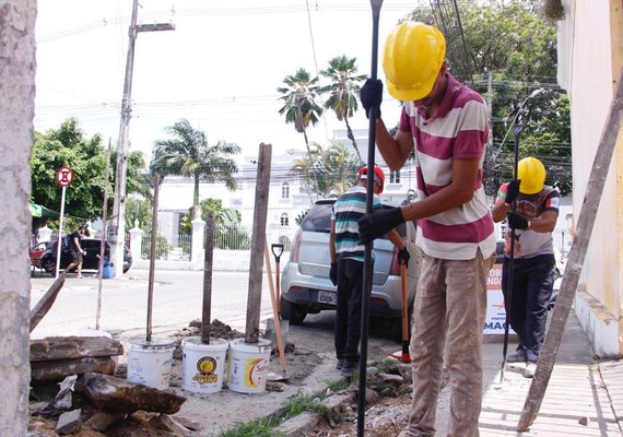 Obras de regularização das calçadas e acessibilidade são iniciadas no Centro de Maceió