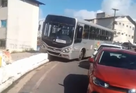 VÍDEO: Ônibus colide contra mureta de proteção, no Jacintinho