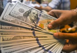 Dólar abre 2022 em alta e vai a R$ 5,65 com Bolsonaro e Ômicron no radar