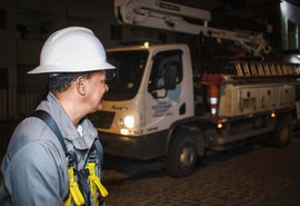 Sima desliga energia de postes em praças inundadas para evitar acidentes