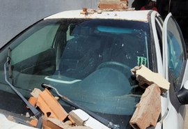 Carro invade casa em Marechal Deodoro