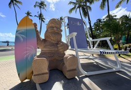 Papai Noel “de areia” é instalado ao lado da Cadeira Gigante para o Natal de Maceió