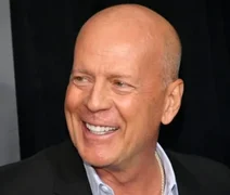 Bruce Willis surge sorridente no casamento da filha em aparição rara