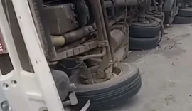 Caminhão tomba às margens da BR-101 em Flexeiras e família escapa sem ferimentos graves