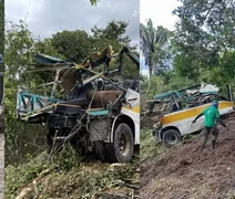 Parte do ônibus que caiu na Serra da Barriga é retirada após oito meses