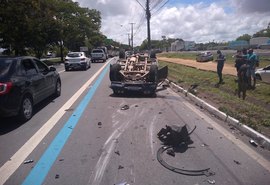 Veículo capota em acidente com dois outros carros na Durval de Góes Monteiro