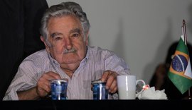Mujica renuncia ao Senado e deixa política