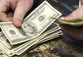 Preço da gasolina é pressionado com dólar alto e cria defasagem