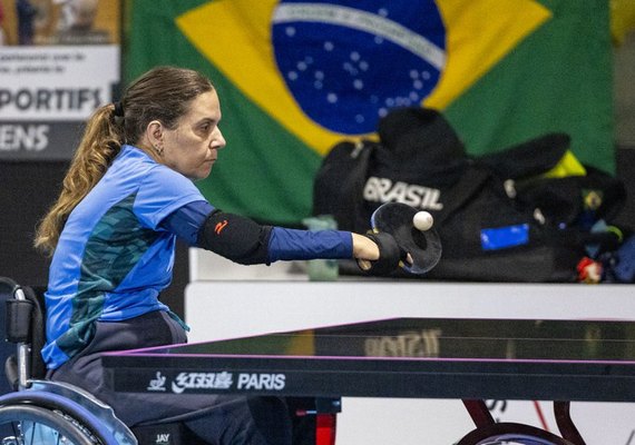 Carla, a jornalista da TV Brasil que representa o tênis de mesa paralímpico na França