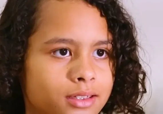 Menina de 9 anos sonha em ser adotada em AL: 'quero uma casa com quarto'