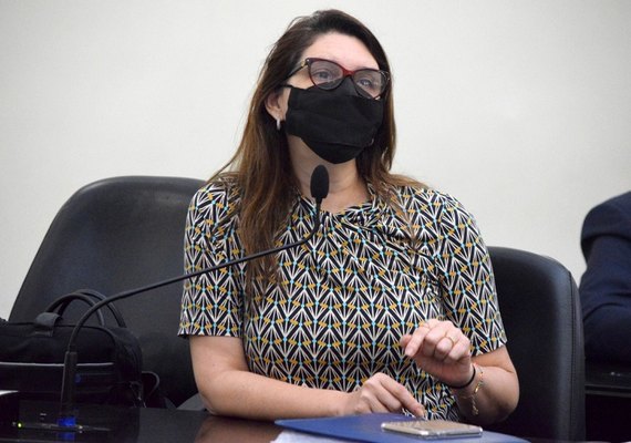 Deputada defende prerrogativas ao falar sobre retratação do governo