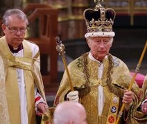 Rei Charles III e rainha Camilla são coroados