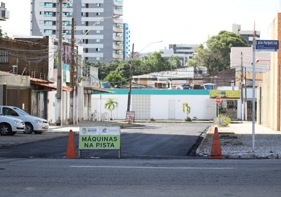 Serviços de recapeamento avançam em ruas da Jatiúca