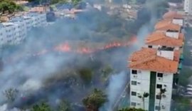 Bombeiros são acionados para controlar incêndio em terreno baldio no Poço