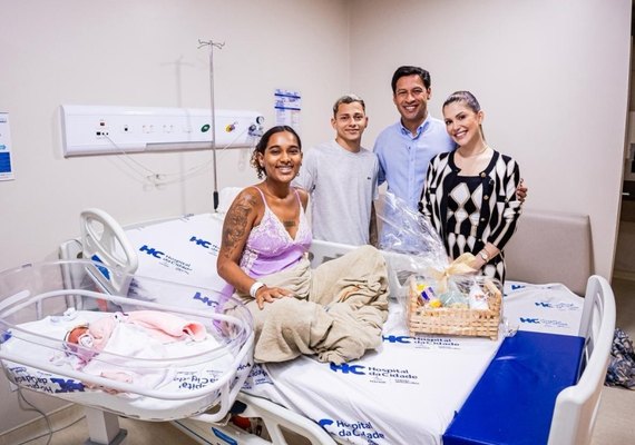 Primeira-dama e Rodrigo Cunha surpreendem ao homenagear mães no Hospital da Cidade