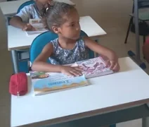 Sem vaga na escola, criança é alfabetizada por ONG na periferia de Maceió