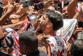 Paquetá desembarca no Rio e celebra retorno ao Flamengo