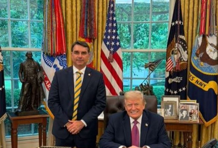 Bolsonarismo vira sinônimo de pilantragem, lambuza direita e galera satiriza foto caricata de Flávio com Trump