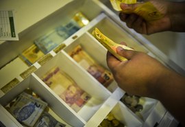 Trabalhadores nascidos em novembro e dezembro recebem abono salarial