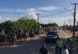 Em despedida ao ex-prefeito Kaika, moradores lotam ruas