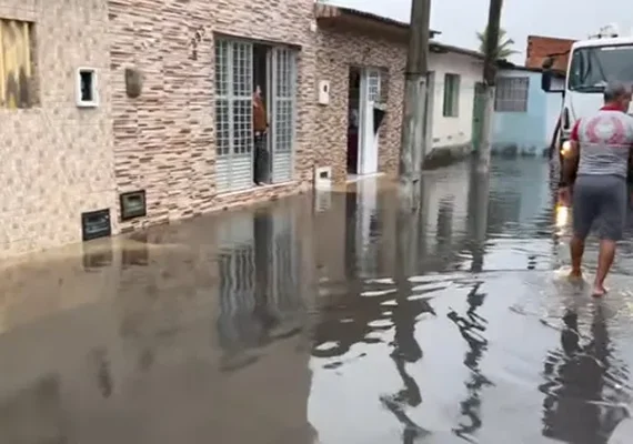 Chuva intensa expõe falhas na drenagem e alaga casas no Prado