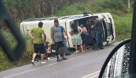 Van tomba após motorista perder o controle em curva na AL-105