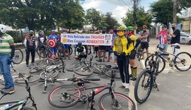 Ciclistas protestam contra tachões na Av. Fernandes Lima, em Maceió