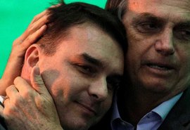 Bolsonaro e filhos reagem às denúncias de fake news nas redes sociais
